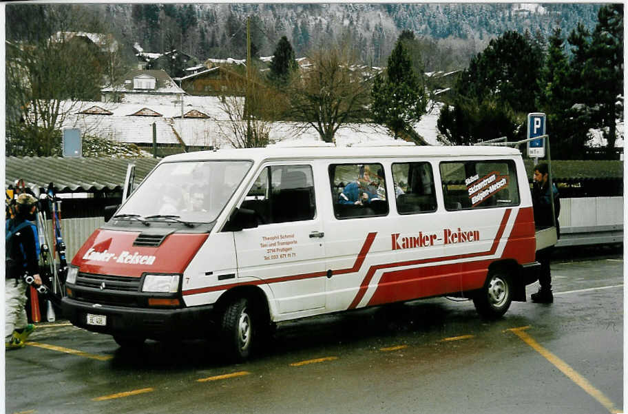 (044'308) - Kander-Reisen, Frutigen - Nr. 7/BE 408 - Renault am 29. Dezember 2000 beim Bahnhof Frutigen
