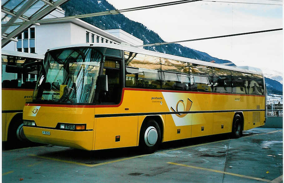 (044'332) - PTT-Regie - P 25'135 - Neoplan am 1. Januar 2001 in Chur, Postautostation