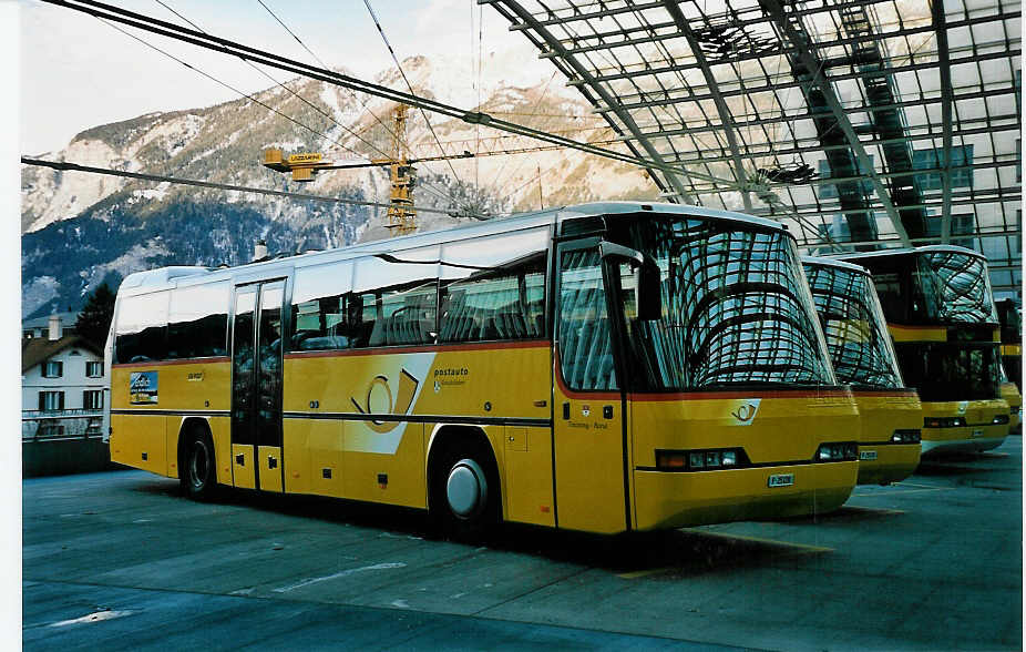 (044'333) - PTT-Regie - P 25'120 - Neoplan am 1. Januar 2001 in Chur, Postautostation