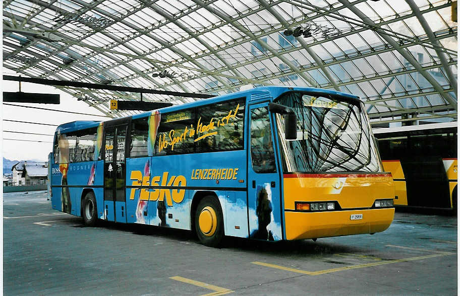 (044'335) - PTT-Regie - P 25'859 - Neoplan am 1. Januar 2001 in Chur, Postautostation