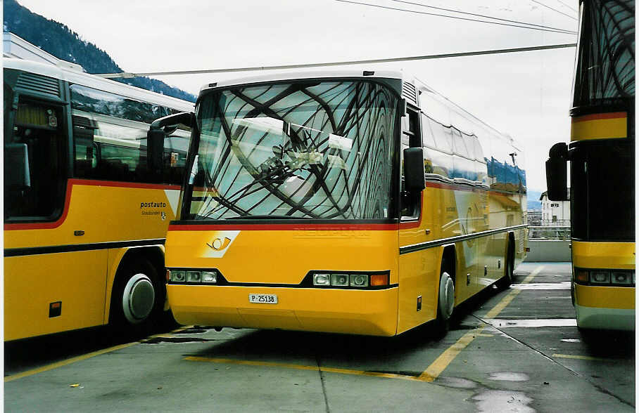 (044'437) - PTT-Regie - P 25'138 - Neoplan am 1. Januar 2001 in Chur, Postautostation