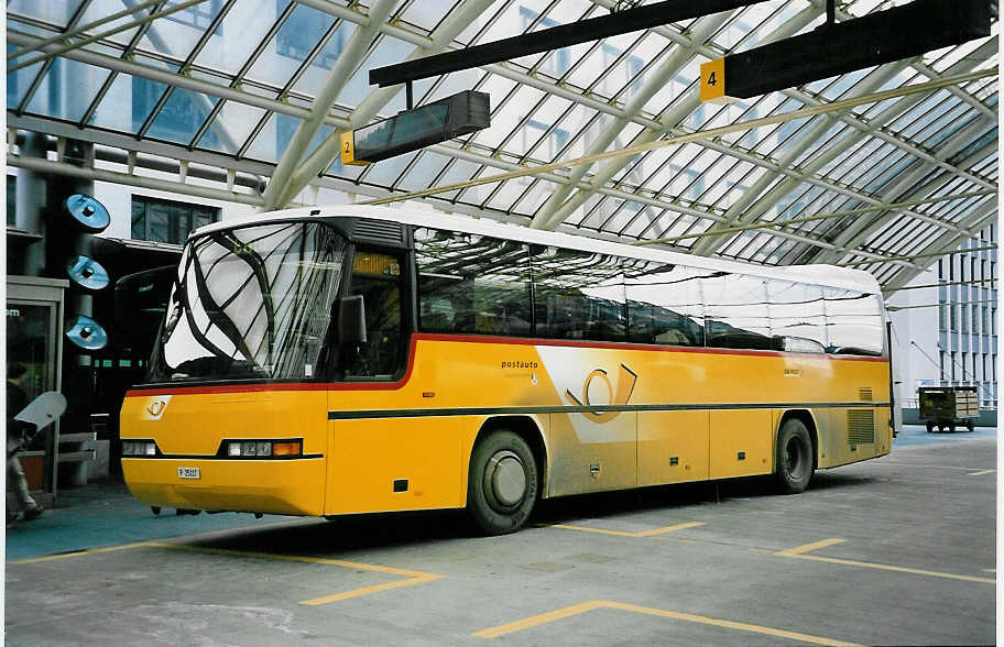 (044'503) - PTT-Regie - P 25'117 - Neoplan am 1. Januar 2001 in Chur, Postautostation