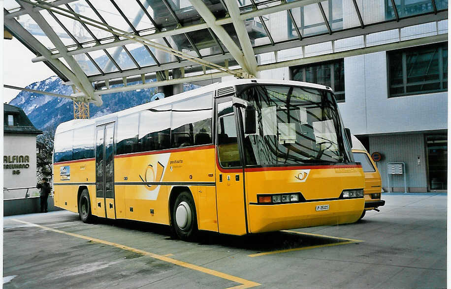 (044'504) - PTT-Regie - P 25'121 - Neoplan am 1. Januar 2001 in Chur, Postautostation