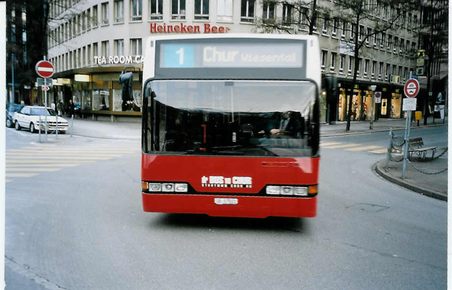 (044'510) - SBC Chur - Nr. 1/GR 97'501 - Neoplan am 1. Januar 2001 beim Bahnhof Chur
