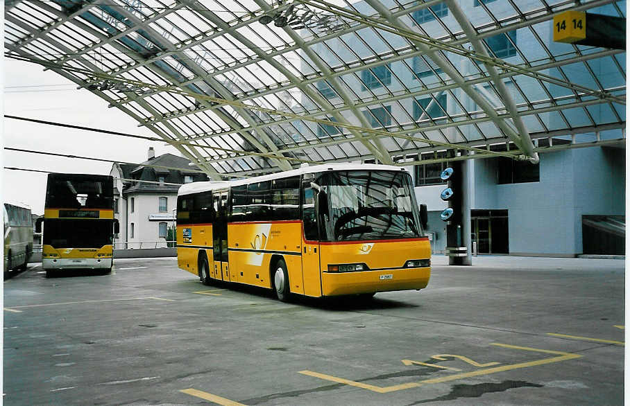 (044'516) - PTT-Regie - P 25'857 - Neoplan am 1. Januar 2001 in Chur, Postautostation