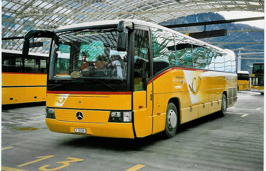 (044'522) - PTT-Regie - P 25'230 - Mercedes am 1. Januar 2001 in Chur, Postautostation