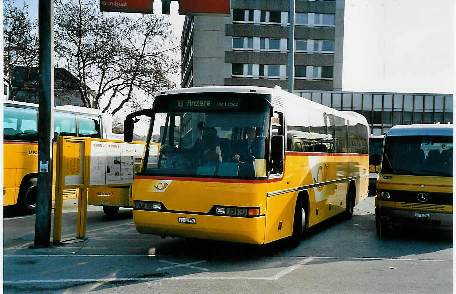 (044'825) - Constantin, Arbaz - VS 37'876 - Neoplan (ex P 25'211) am 20. Februar 2001 beim Bahnhof Sion
