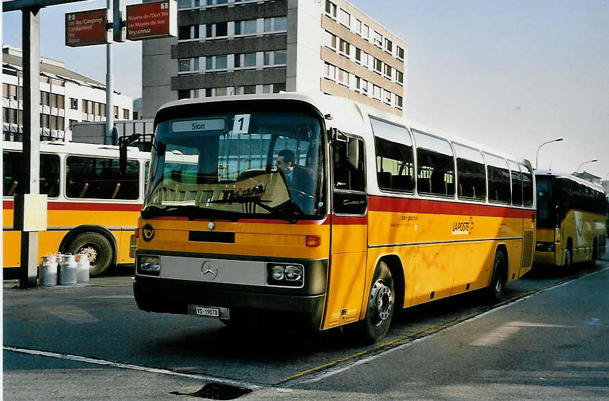 (044'828) - Rielle, Sion - VS 19'078 - Mercedes am 20. Februar 2001 beim Bahnhof Sion
