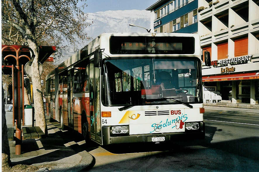 (044'829) - Lathion, Sion - Nr. 64/VS 12'674 - Mercedes (ex Gillioz, Sion) am 20. Februar 2001 beim Bahnhof Sion