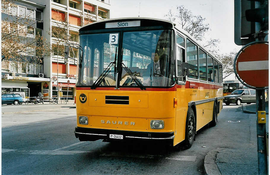 (044'831) - PTT-Regie - P 24'412 - Saurer/R&J am 20. Februar 2001 beim Bahnhof Sion