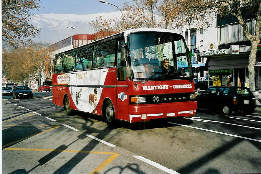 (044'833) - MO Martigny - VS 21'551 - Setra am 20. Februar 2001 beim Bahnhof Sion