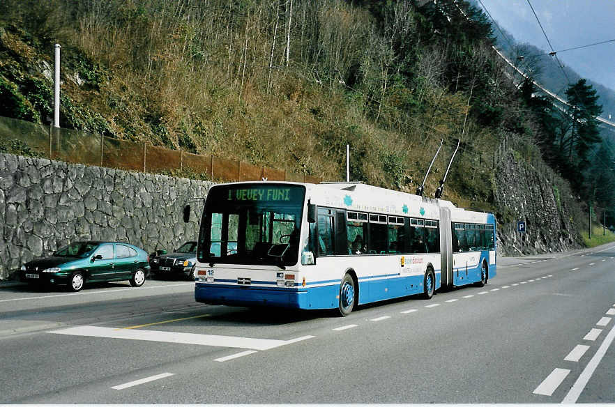 (044'927) - VMCV Clarens - Nr. 12 - Van Hool Gelenktrolleybus am 20. Februar 2001 in Territet, Chillon