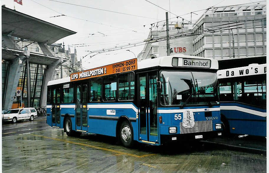 (045'017) - VBL Luzern - Nr. 55/LU 15'728 - Volvo/Hess am 22. Februar 2001 beim Bahnhof Luzern