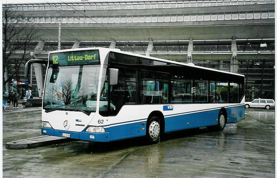 (045'029) - Gowa, Luzern - Nr. 62/LU 15'716 - Mercedes am 22. Februar 2001 beim Bahnhof Luzern