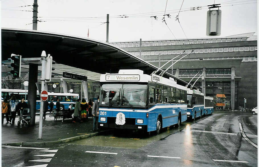 (045'102) - VBL Luzern - Nr. 261 - NAW/R&J-Hess Trolleybus am 22. Februar 2001 beim Bahnhof Luzern