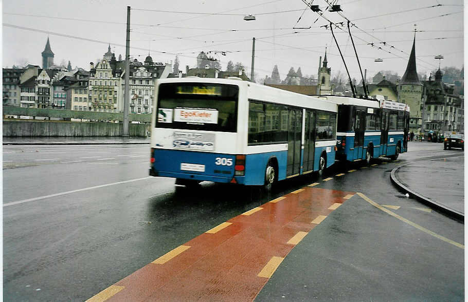 (045'103) - VBL Luzern - Nr. 305 - Lanz+Marti/Hess Personenanhnger am 22. Februar 2001 beim Bahnhof Luzern