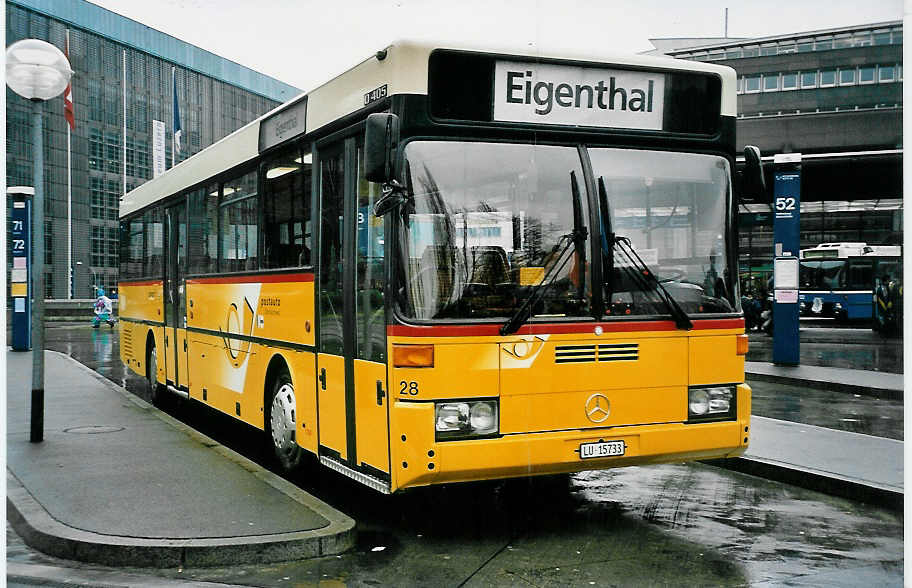 (045'117) - Bucheli, Kriens - Nr. 28/LU 15'733 - Mercedes am 22. Februar 2001 beim Bahnhof Luzern