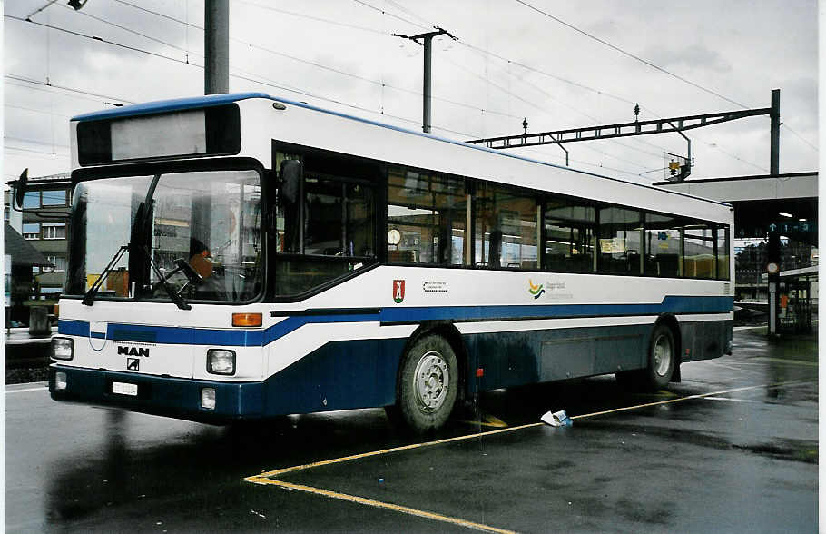 (045'125) - Auf der Maur, Steinen - Nr. 215/SZ 13'234 - MAN am 22. Februar 2001 beim Bahnhof Arth-Goldau
