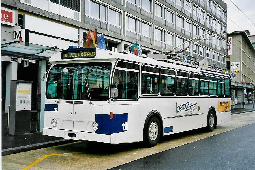 (045'227) - TL Lausanne - Nr. 712 - FBW/Hess Trolleybus am 11. Mrz 2001 beim Bahnhof Lausanne
