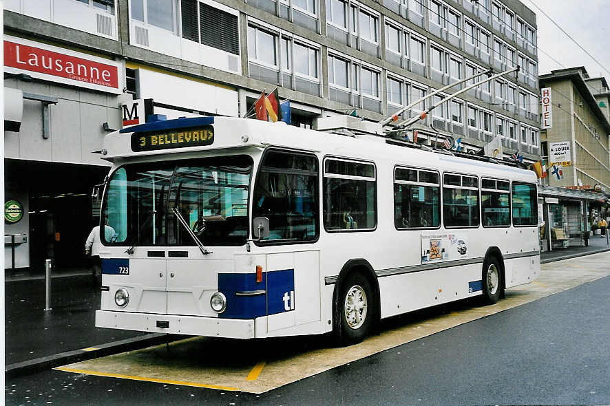(045'230) - TL Lausanne - Nr. 723 - FBW/Hess Trolleybus am 11. Mrz 2001 beim Bahnhof Lausanne