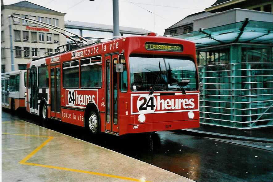 (045'314) - TL Lausanne - Nr. 787 - NAW/Lauber Trolleybus am 11. Mrz 2001 beim Bahnhof Lausanne