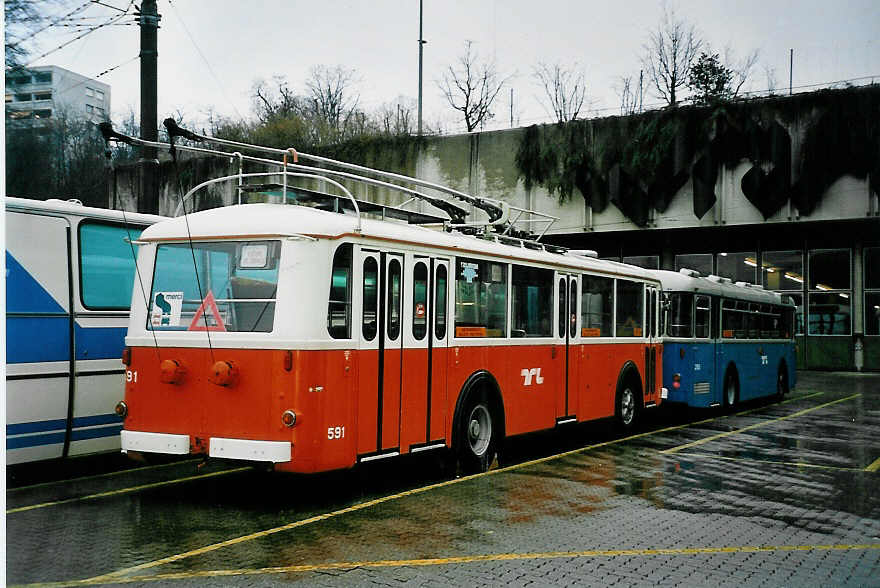(045'337) - TL Lausanne - Nr. 591 - FBW/FFA Trolleybus (ex TPG Genve Nr. 852; ex VBZ Zrich Nr. 91) am 11. Mrz 2001 in Lausanne, Dpt Borde