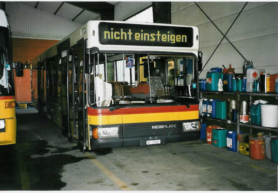 (045'607) - Engeloch, Riggisberg - Nr. 7/BE 27'667 - Neoplan (ex Nr, 8; ex P 29'992) am 2. April 2001 in Riggisberg, Garage