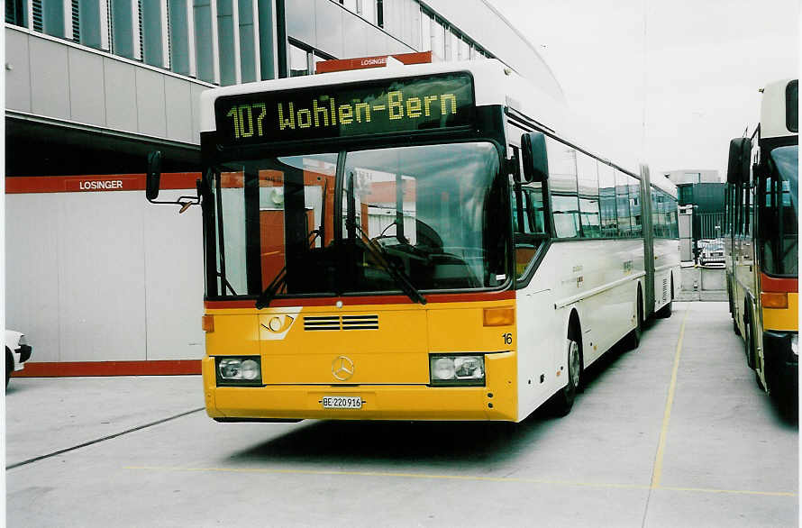 (045'724) - Steiner, Ortschwaben - Nr. 16/BE 220'916 - Mercedes (ex P 27'716) am 18. April 2001 in Bern, Postautostation