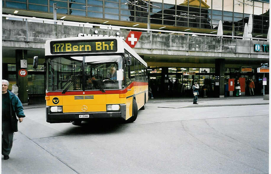 (045'732) - PTT-Regie - P 25'366 - Mercedes/R&J am 18. April 2001 beim Bahnhof Bern