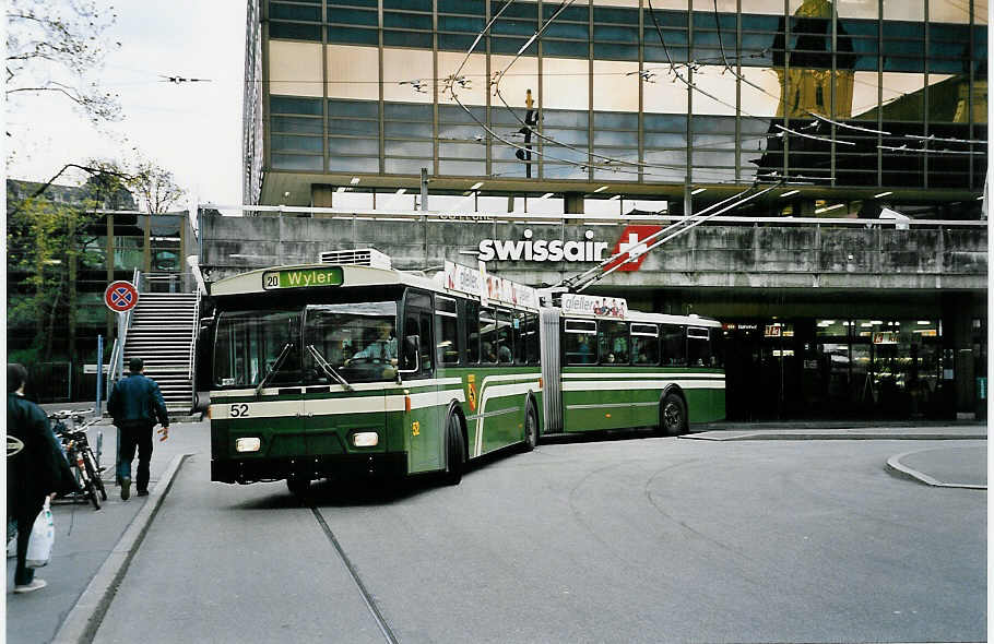 (045'735) - SVB Bern - Nr. 52 - FBW/Hess Gelenktrolleybus am 18. April 2001 beim Bahnhof Bern