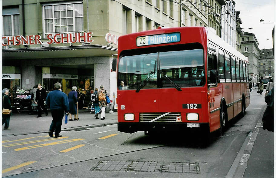 (045'802) - Bernmobil, Bern - Nr. 182/BE 451'182 - Volvo/R&J am 18. April 2001 beim Bahnhof Bern