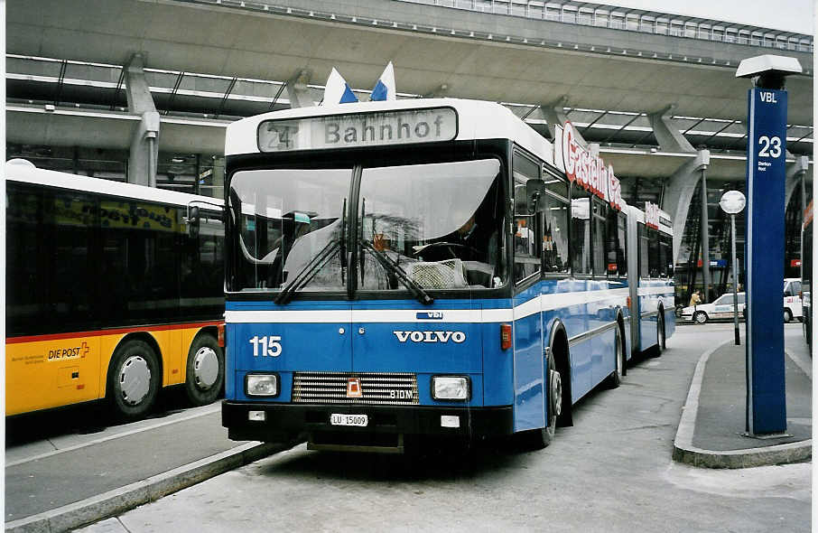 (045'829) - VBL Luzern - Nr. 115/LU 15'009 - Volvo/R&J am 23. April 2001 beim Bahnhof Luzern