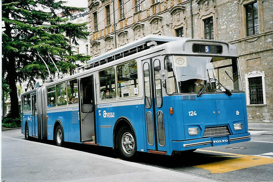 (045'924) - ACT Lugano - Nr. 124 - Volvo/Hess Gelenktrolleybus am 23. April 2001 in Lugano, Piazza Manzoni