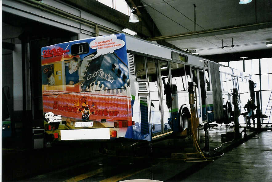(046'028) - TPL Lugano - Nr. 44/TI 171'523 - Neoplan am 23. April 2001 in Lugano, Garage