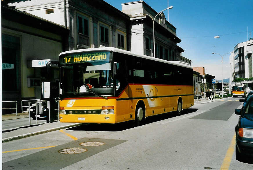 (046'208) - Autopostale, Mendrisio - TI 20'649 - Setra am 24. April 2001 beim Bahnhof Chiasso