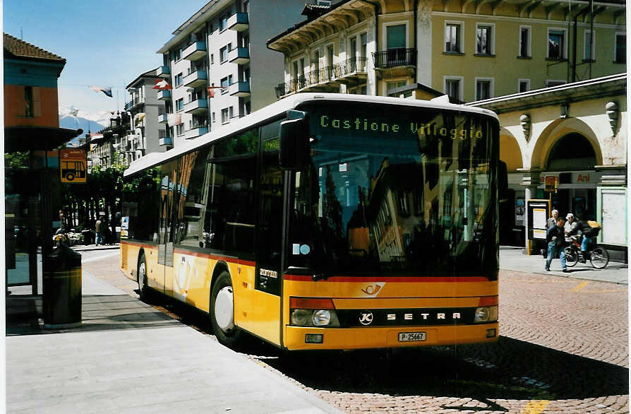 (046'230) - PTT-Regie - P 25'667 - Setra am 24. April 2001 beim Bahnhof Bellinzona