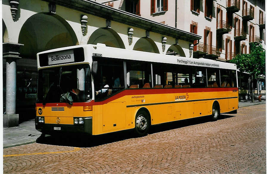 (046'234) - PTT-Regie - P 25'283 - Mercedes am 24. April 2001 beim Bahnhof Bellinzona
