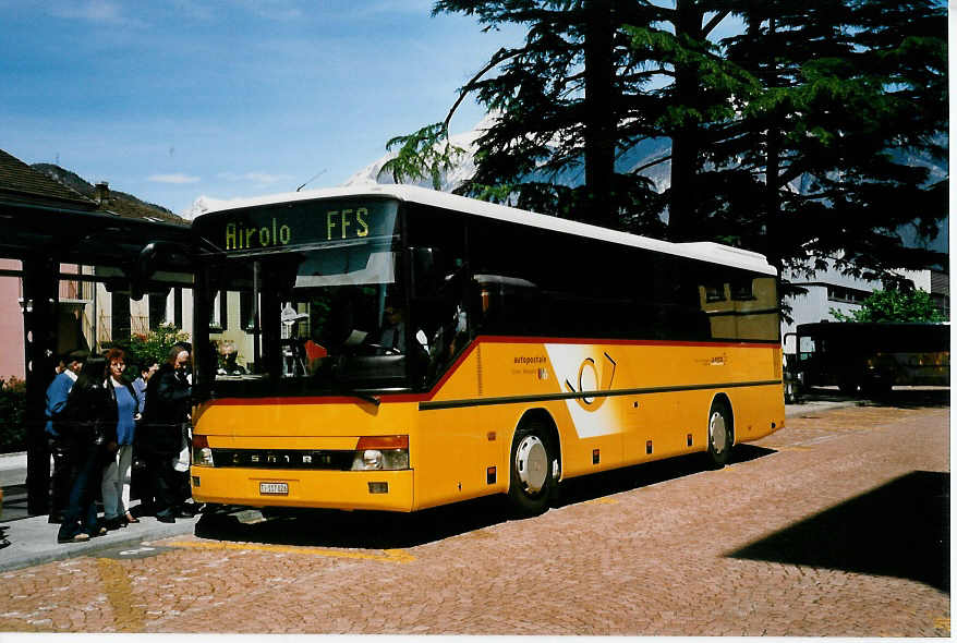 (046'236) - Marchetti, Airolo - TI 117'026 - Setra am 24. April 2001 beim Bahnhof Bellinzona