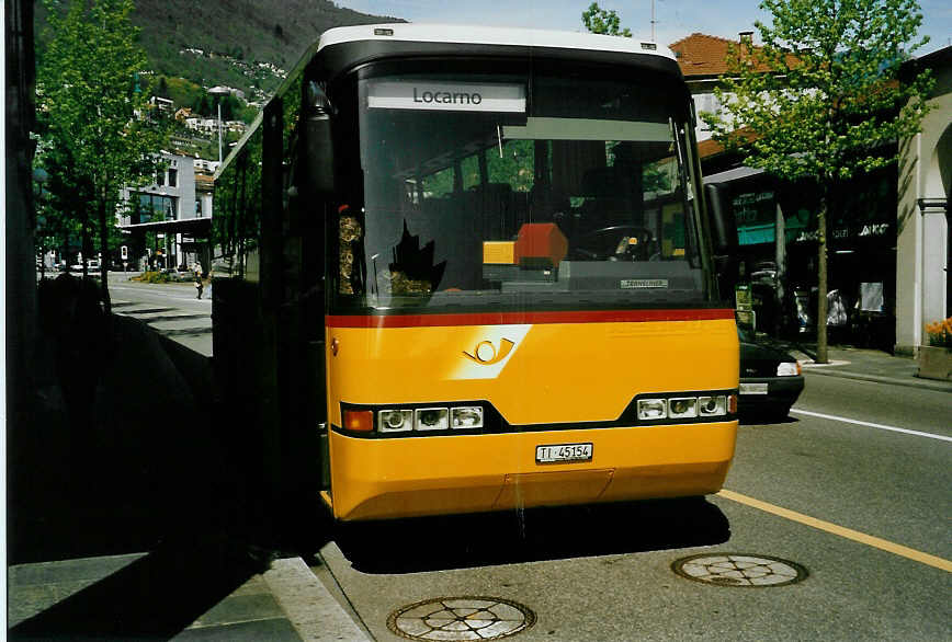(046'308) - Starnini, Tenero - TI 45'154 - Neoplan am 24. April 2001 beim Bahnhof Locarno