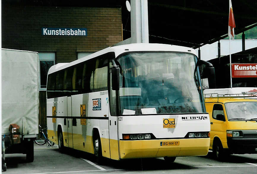 (046'431) - Aus Holland: Oad - Nr. 621/BG-HH-17 - Neoplan am 2. Mai 2001 in Thun, Grabengut