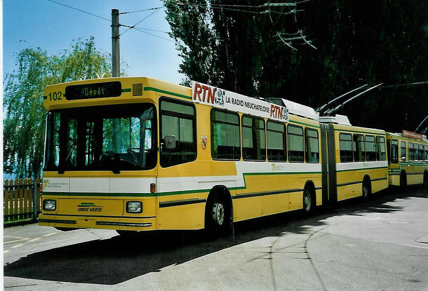 (046'627) - TN Neuchtel - Nr. 102 - NAW/Hess Gelenktrolleybus am 18. Mai 2001 in Neuchtel, Dpt