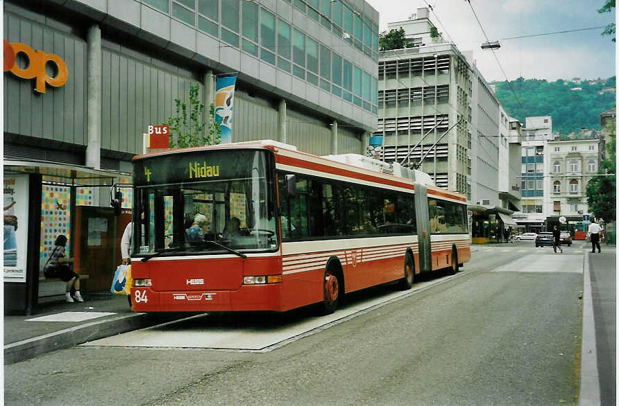 (046'818) - VB Biel - Nr. 84 - NAW/Hess Gelenktrolleybus am 25. Mai 2001 in Biel, Nidaugasse