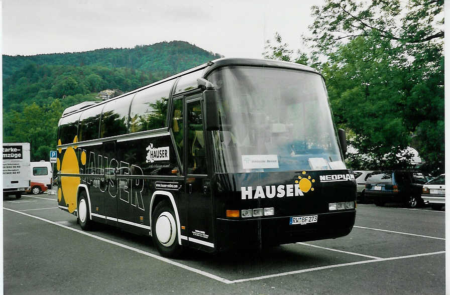 (046'901) - Aus Deutschland: Hauser, Rottweil - RW-BF 273 - Neoplan am 31. Mai 2001 in Thun, Seestrasse