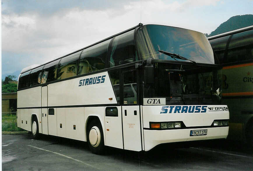 (046'905) - Aus Deutschland: Strauss, Tettnang - FN-XT 170 - Neoplan am 1. Juni 2001 beim Bahnhof Interlaken West