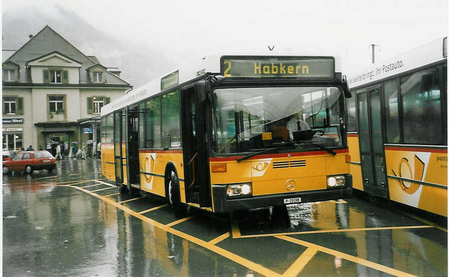 (047'204) - PTT-Regie - P 25'198 - Mercedes (ex Anthamatten, Saas-Almagell) am 10. Juni 2001 beim Bahnhof Intelaken West