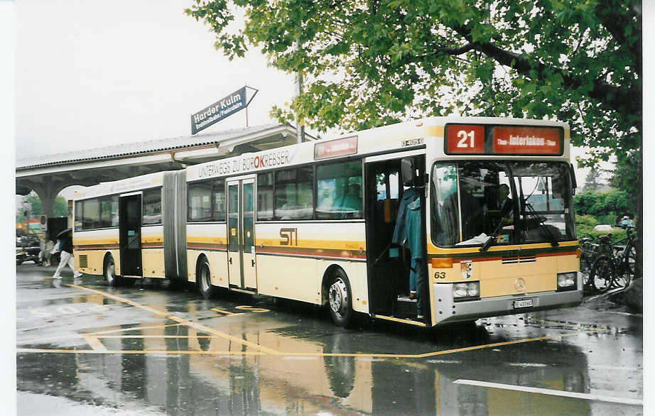 (047'206) - STI Thun - Nr. 63/BE 433'663 - Mercedes am 10. Juni 2001 beim Bahnhof Interlaken West