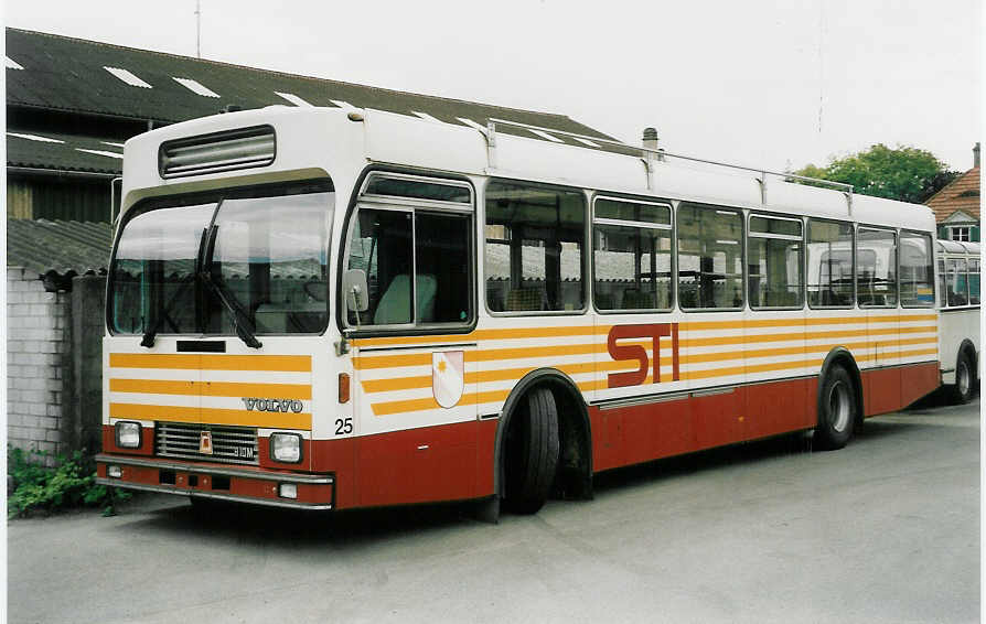 (047'221) - STI Thun - Nr. 25 - Volvo/R&J (ex SAT Thun Nr. 25) am 13. Juni 2001 in Thun, Garage