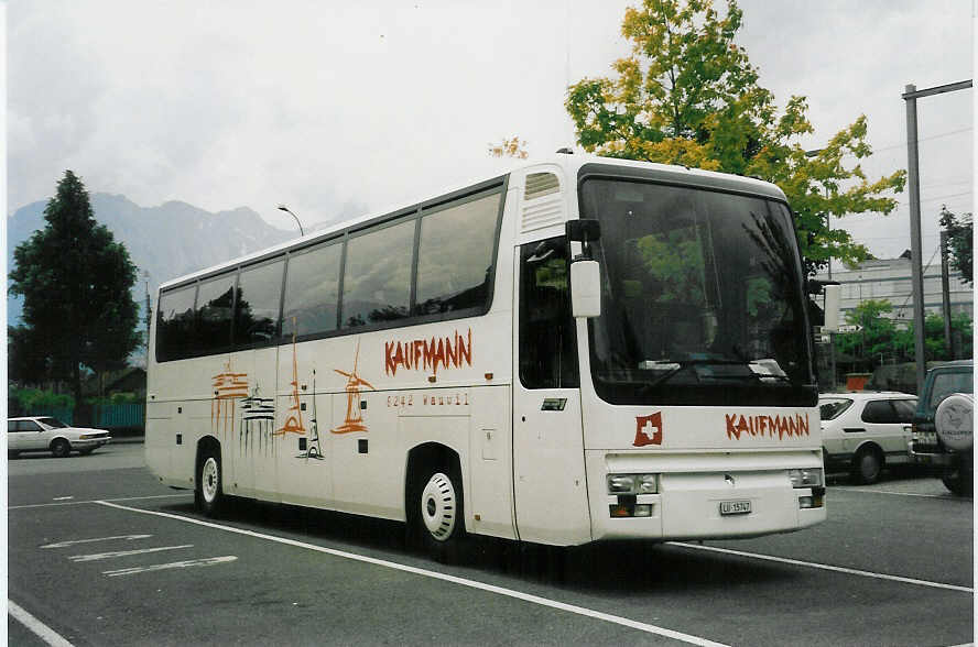 (047'222) - Kaufmann, Wauwil - LU 15'747 - Renault am 13. Juni 2001 in Thun, Seestrasse