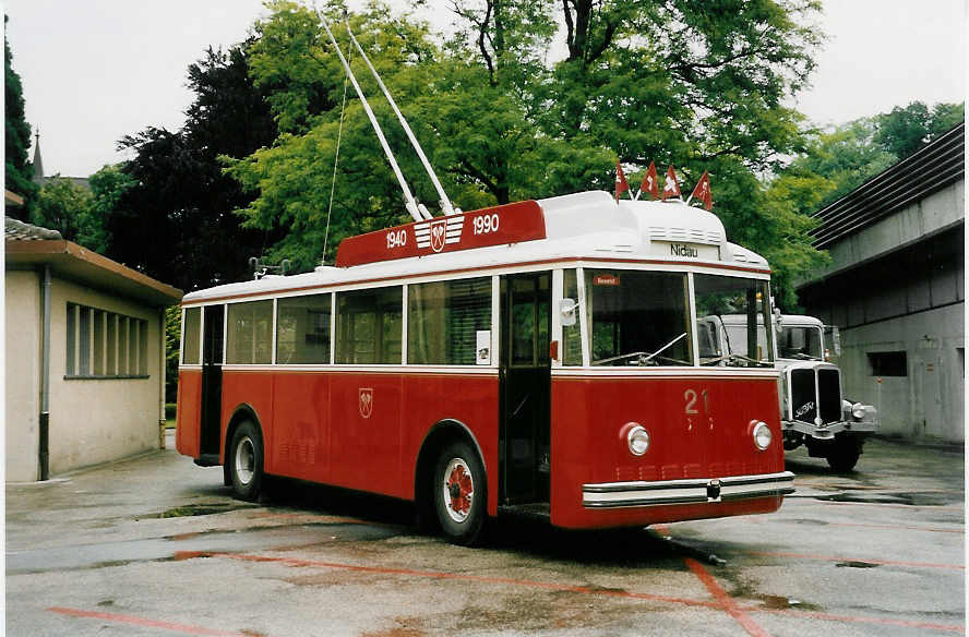 (047'226) - VB Biel - Nr. 21 - Berna/Hess Trolleybus am 16. Juni 2001 in Boudry, Dpt TN