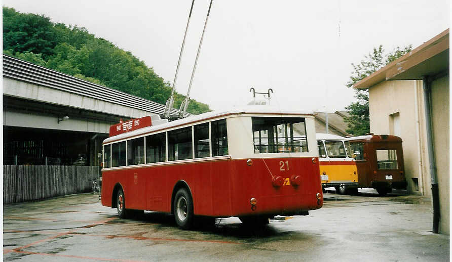 (047'228) - VB Biel - Nr. 21 - Berna/Hess Trolleybus am 16. Juni 2001 in Boudry, Dpt TN